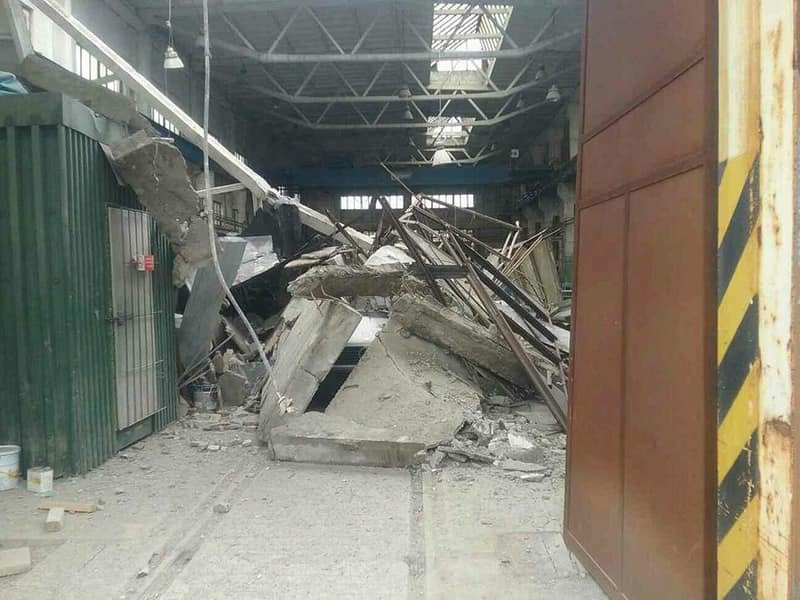 Na Slovensku se zřítila střecha továrny: Lidi uvězněné pod sutěmi hledali psovodi