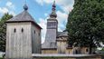 Rekonstruovaná cerkev svatého Michala Archanděla v Ladomirové a dřevěná zvonice se sloupkovou konstrukcí