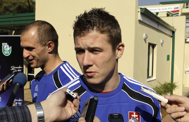 Sparťanský záložník Juraj Kucka patřil v zápase s Italy k nejlepším hráčům na hřišti. A také proto musel absolvovat několik rozhovorů. Sparťanský záložník Juraj Kucka patřil v zápase s Italy k nejlepším hráčům na hřišti. A také proto musel absolvovat několik rozhovorů.