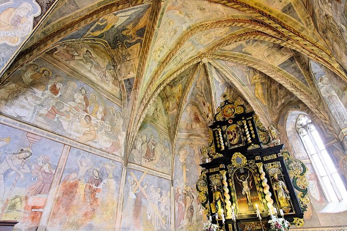 Malby v Koceľovcích jsou specifické dramatickým zachycením děje. V presbytáři napočítáte až 150 postav. Malby v Koceľovcích jsou specifické dramatickým zachycením děje. V presbytáři napočítáte až 150 postav.