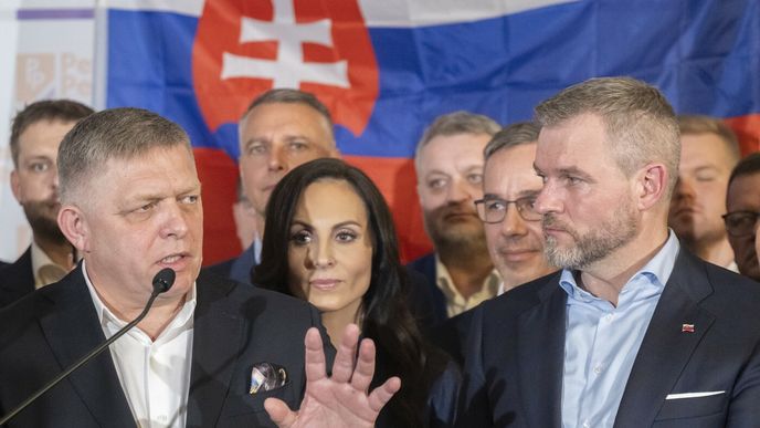 Slovenský premiér Robert Fico (vlevo) nenechal během volební noci nikoho na pochybách o tom, že vítězství Petera Pellegriniho považuje i za svůj úspěch.