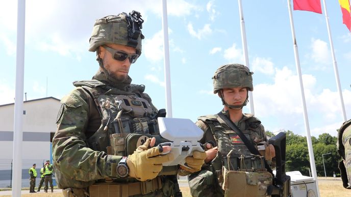 Na Slovensku v rámci ochrany východní křídla NATO působí hlavně Španělé. Na Slovensku v rámci ochrany východní křídla NATO působí hlavně Španělé.