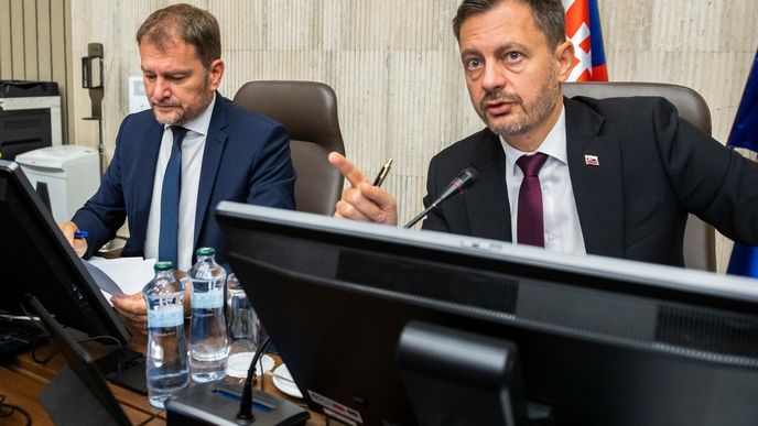 Premiér Eduard Heger (vpravo) to se sháněním hlasů pro menšinový kabinet nebude mít lehké. Na snímku s Igorem Matovičem