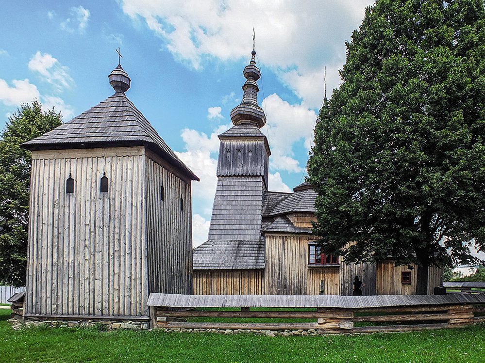 Rekonstruovaná cerkev svatého Michala Archanděla v Ladomirové a dřevěná zvonice se sloupkovou konstrukcí