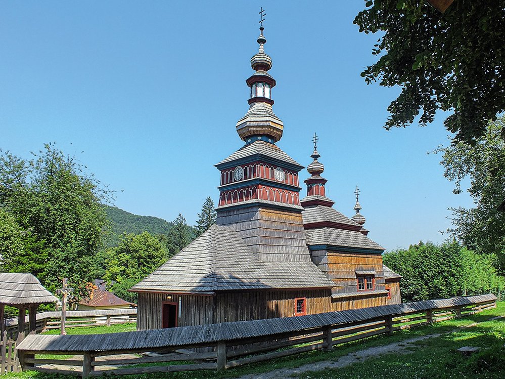 Cerkev ochrany Přesvaté Bohorodičky s dekorativní výzdobou stála v obci Mikulášová, v r. 1931 byla převezena do Bardejovských Kúpelí