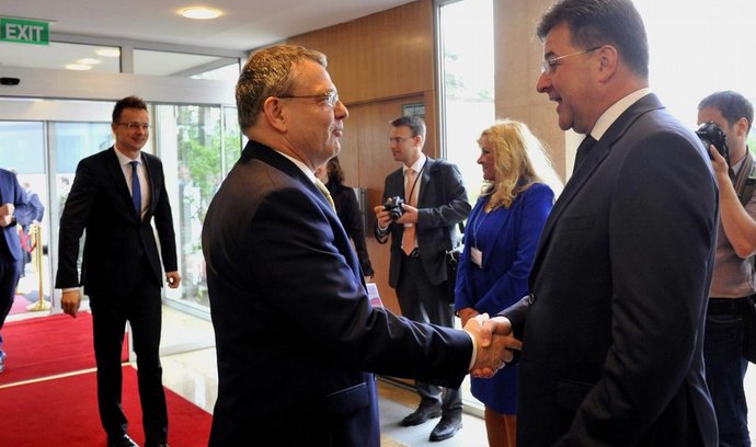 Slovenský ministr zahraničí Miroslav Lajčák (vpravo) a český ministr zahraničí Lubomír Zaorálek