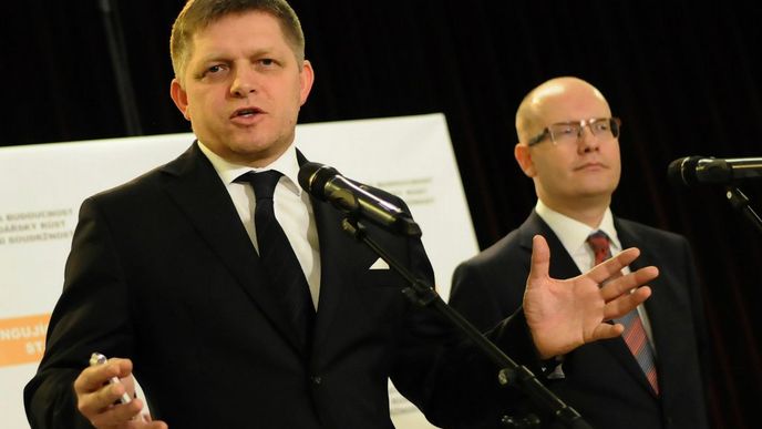 Slovenský premiér Robert Fico, v pozadí jeho český protějšek Bohuslav Sobotka