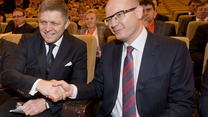 Slovenský premiér Robert Fico (vlevo) spolu s jeho českým protějškem Bohuslavem Sobotkou na sjezdu ČSSD