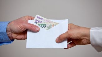 Transparency: Velké úplatkářské kauzy soudy neřešily