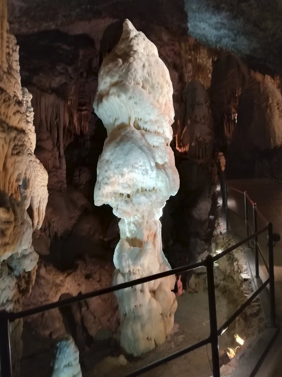 Stalagmit nazývaný Diamant, který má jeskyně i ve znaku