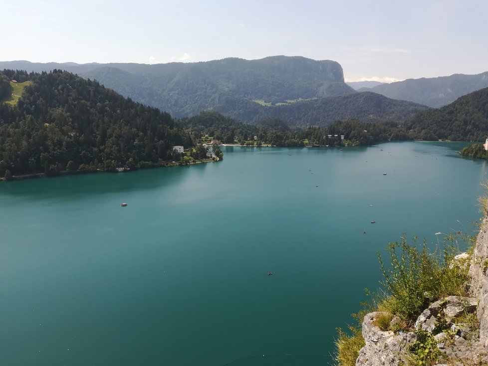 Lodě, veslice, kajaky, paddle boardy i plavci, vše pěkně u sebe na jednou jezeru.