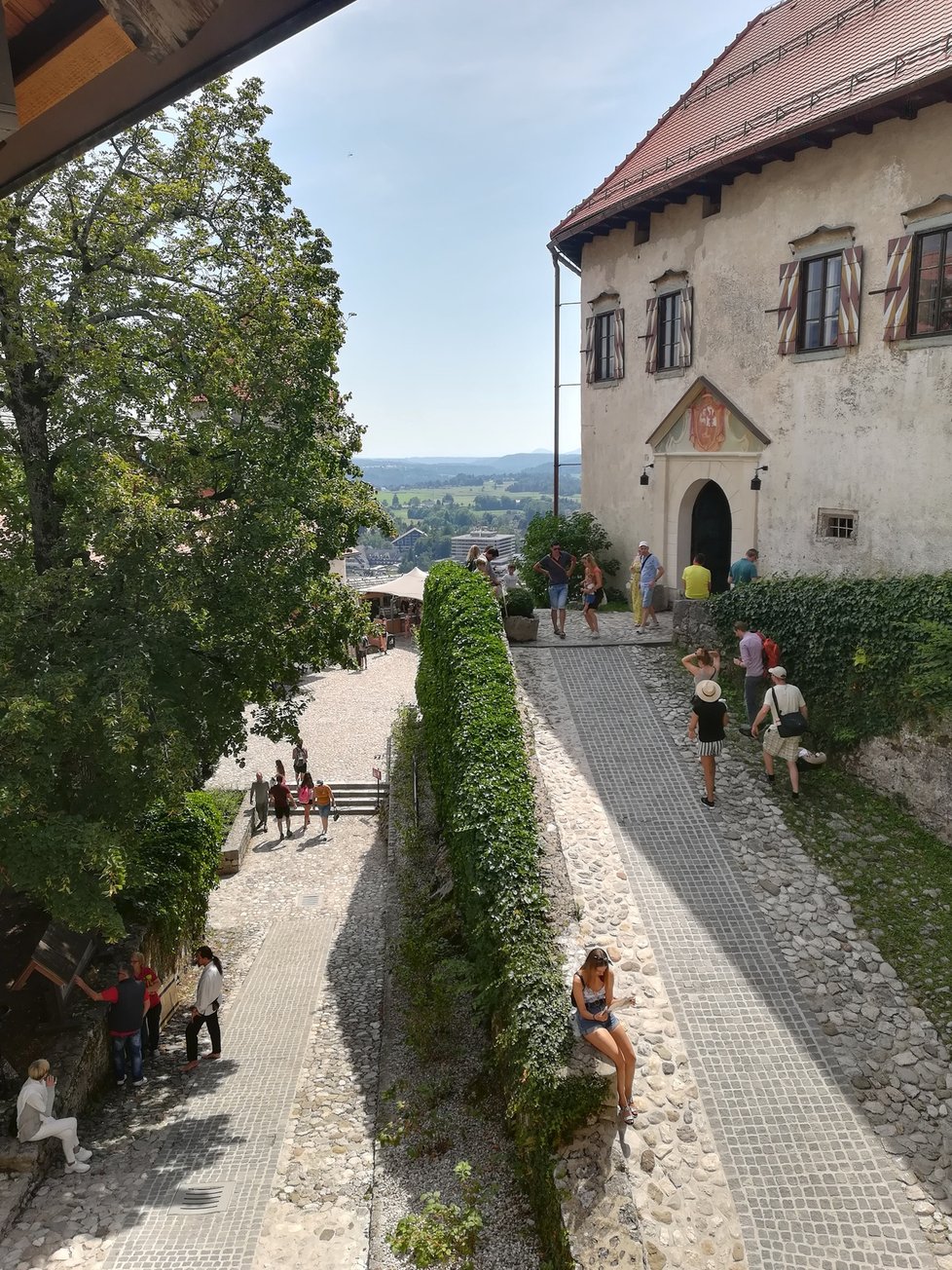Výhled z hradeb na hradě Bled