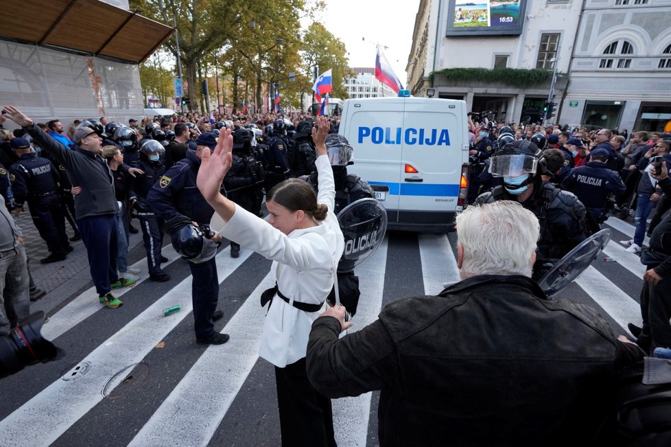Slovinská policie rozháněla vodním dělem demonstraci proti covidovým opatřením