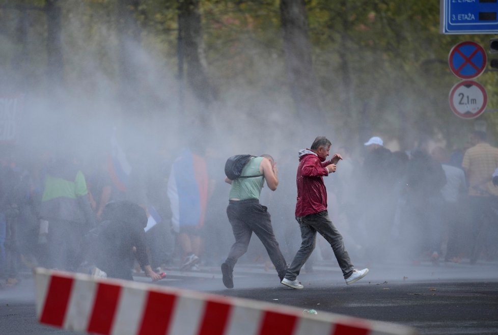 Slovinská policie rozháněla vodním dělem demonstraci proti covidovým opatřením