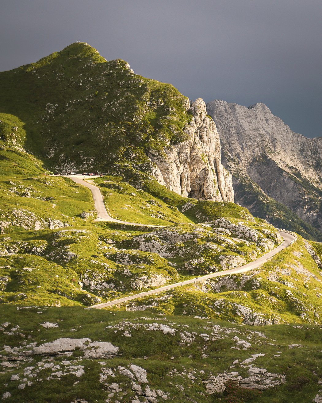 Klikatá cesta na sedlo Mangart vybízí ke zdolání