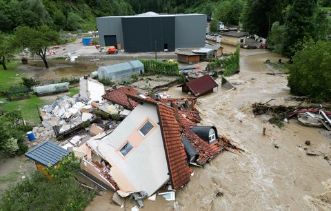 Po katastrofálních povodních pomáhají tisíce lidí. Slovinci hlásí až 15 tisíc poškozených domů