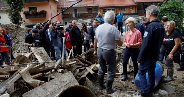 Leyenová v bahně a mezi troskami: Šéfka Evropské komise navštívila zatopené Slovinsko