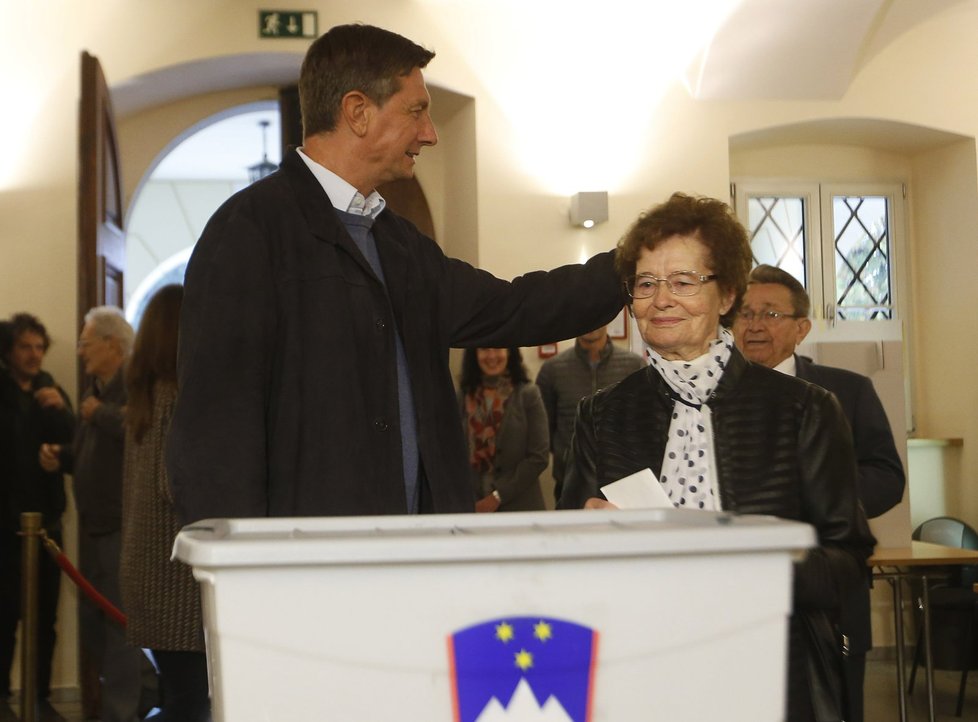 Slovinský prezident Borut Pahor u voleb se svou matkou