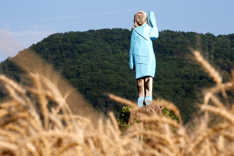 Melania Trumpová má v rodném Slovinsku dřevěnou sochu. Podle místních je nedůstojná a někteří lidé ji označují za strašáka do zelí.