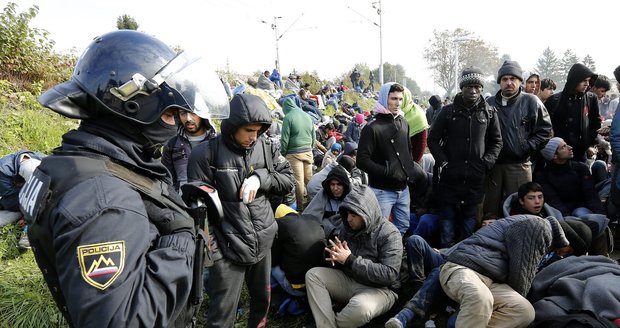 Proud uprchlíků přes Slovinsko neklesá. Německo zpřísňuje azylové zákony