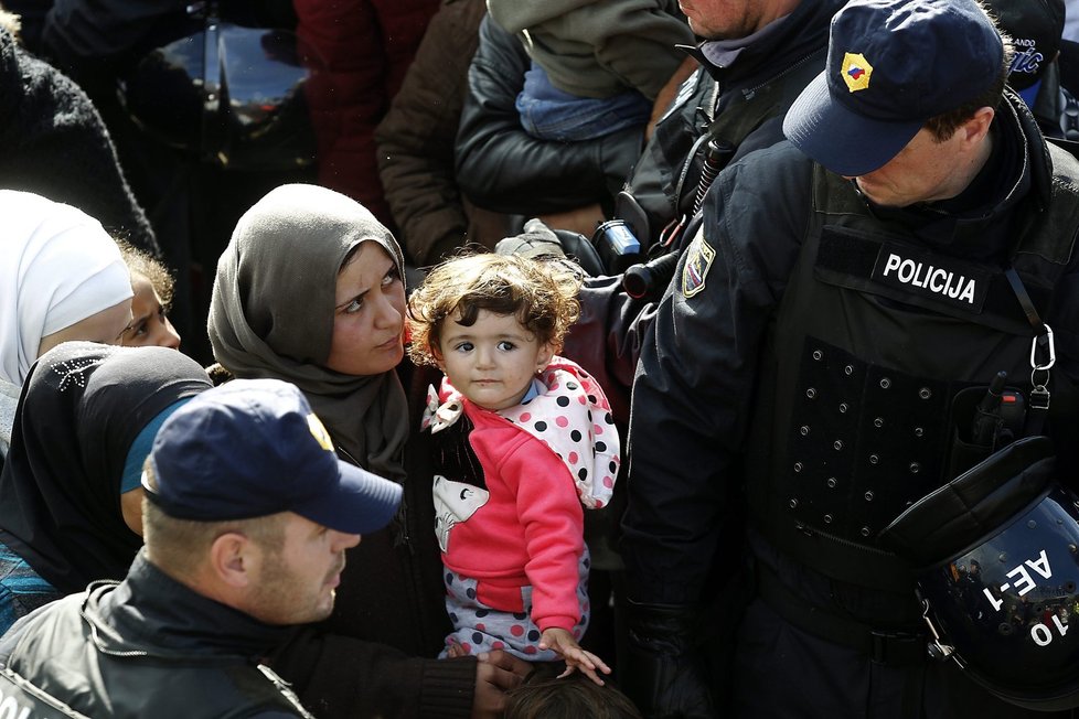 Počet uprchlíků proudících přes Slovinsko neklesá. Od minulé soboty už přes dvoumilionový stát prošlo téměř 52 tisíc běženců.