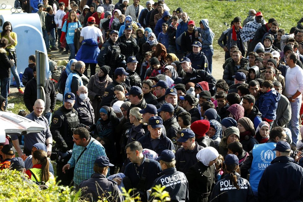 Slovinsko příliv uprchlíků nezvládá, prosí EU o pomoc.