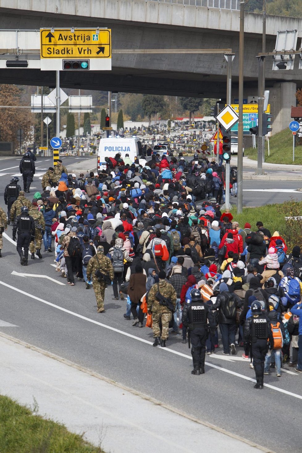 Desetitisíce migrantů proudí Slovinskem na západ Evropy.