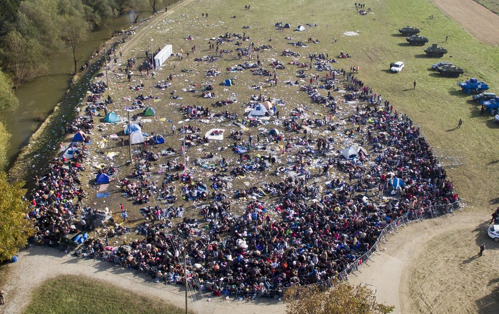 Desetitisíce migrantů proudí Slovinskem na západ Evropy.