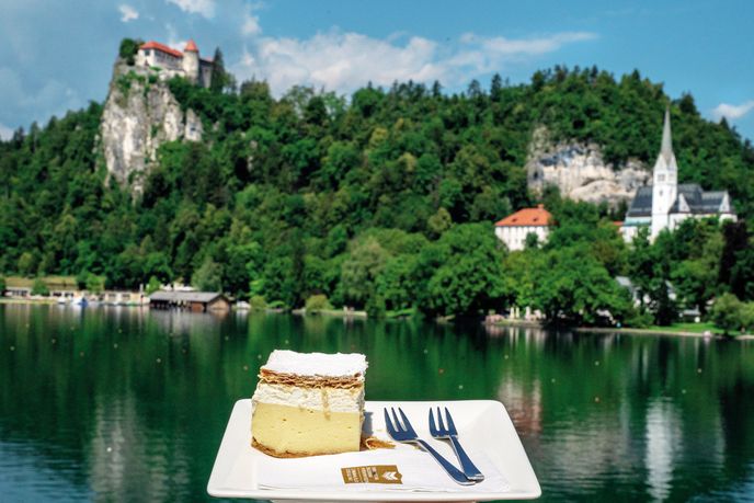 Vyhlášený dezert bledska kremšnita u Bledského jezera