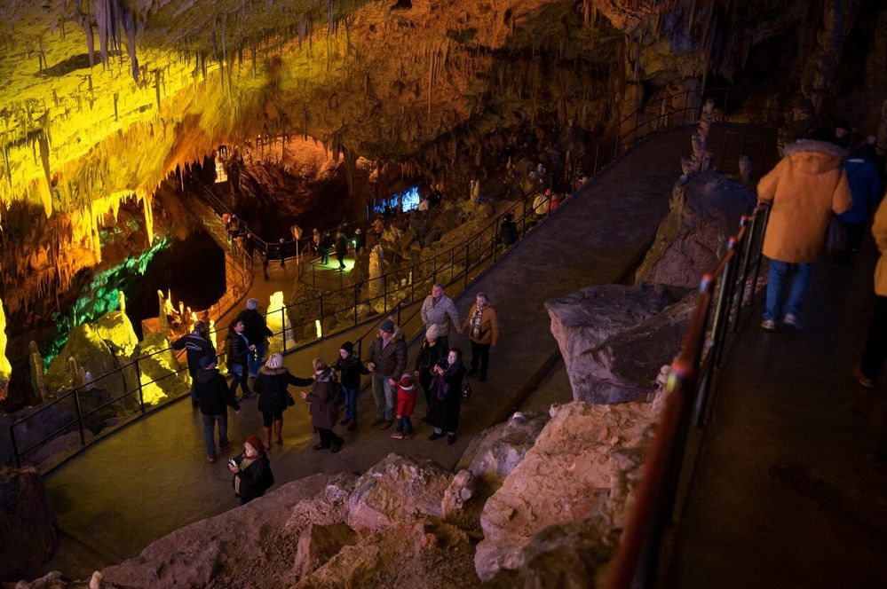 Kdo by se chtěl vyhnout davům návštěvníků, může si zakoupit VIP vstupenku a projít si jeskyni jen ve 12 členné skupině.
