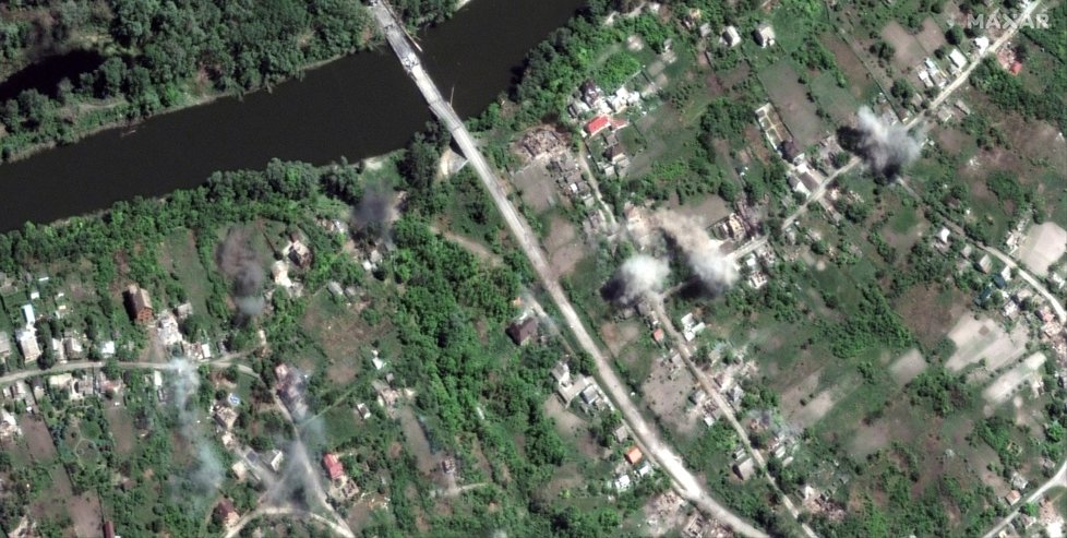 Dopady dělostřeleckých granátů podél řeky Severní Doněc, severozápadně od Slovjansku (6. 6. 2022).