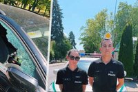 Šlo o minuty: Dítě se zamklo v rozpáleném autě, policisté museli rozbít okénko!