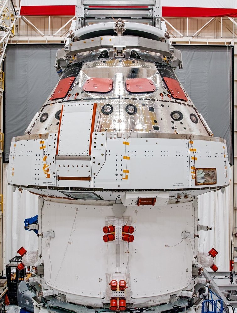 Dopravu k Měsíci má zajišťovat raketa Space Launch System (SLS) společně s kabinou Orion (na snímku