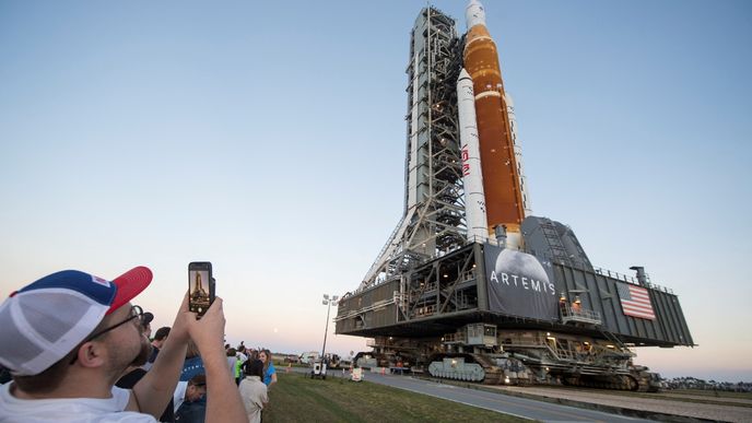 Americká raketa nové generace pro lety na Měsíc, Space Launch System s posádkovým modulem Orion na vrcholu, se vydává na cestu z montážní budovy na startovací rampu na mysu Canaveral na Floridě.