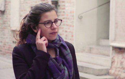 Tahle sluchátka vyvolají Siri/Google Now pouhým poklepáním prstů na tvář