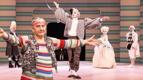 Herec Viktor Kuzník vystřídá na prknech Mahenova divadla Miroslava Donutila v roli Truffaldina ve slavné hře Sluha dvou pánů.