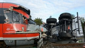 Při nehodě osobního vlaku a nákladního vozu na přejezdu ve Šluknově se zranilo 11 lidí.