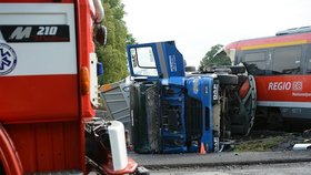 Střet osobního vlaku s náklaďákem se štěrkem ve Šluknově