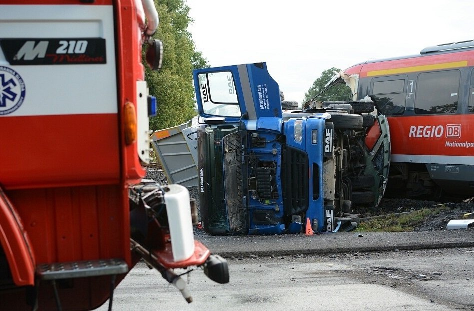 Nehoda osobního vlaku a náklaďáku ve Šluknově