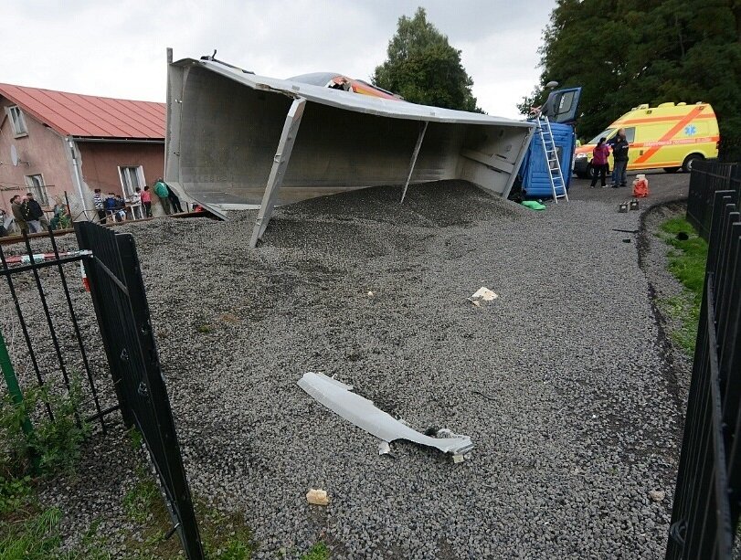 Střet osobního vlaku s náklaďákem se štěrkem ve Šluknově