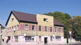 Satelitní antény na fasádě ostudné ubytovny Sport ve Varnsdorfu prozrazují, jak zdejší nezaměstnaní Romové tráví svůj čas. „A co máme dělat jiného, když pro nás práce není,“ ptá se řada z nich