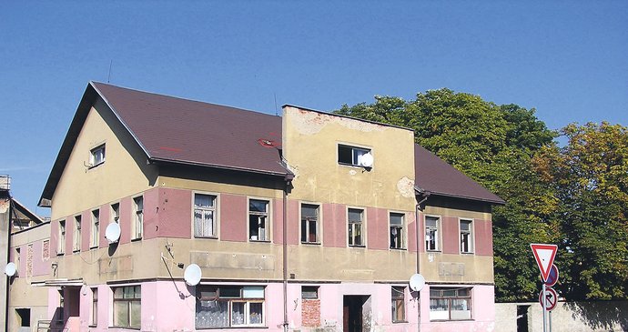 Satelitní antény na fasádě ostudné ubytovny Sport ve Varnsdorfu prozrazují, jak zdejší nezaměstnaní Romové tráví svůj čas. „A co máme dělat jiného, když pro nás práce není,“ ptá se řada z nich