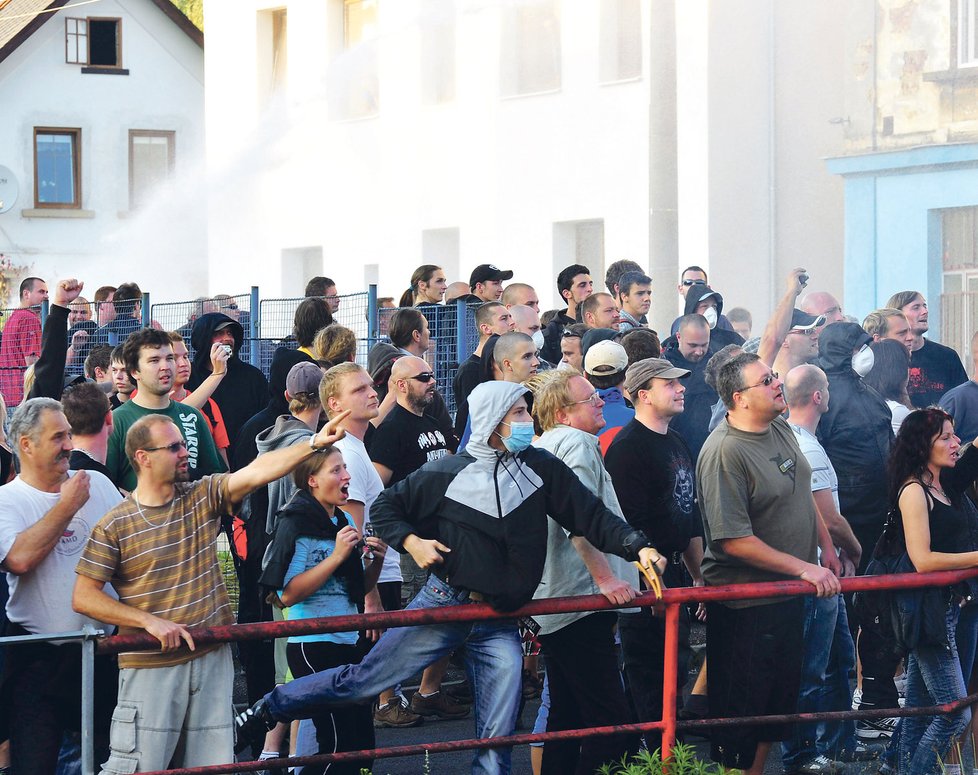 Demonstrace proti kriminalitě Romů ve Varnsdorfu většinou končí před jednou z místních ubytoven.