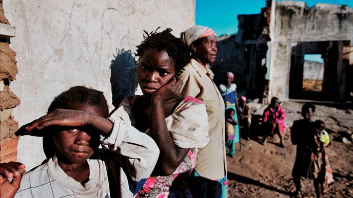 Chudinský slum  u města kuito v angole Může si za nedostatek  peněz každý sám?