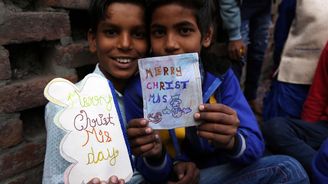 Děti ve slumech se snaží slavit Vánoce i uprostřed špíny a bídy jejich domovů