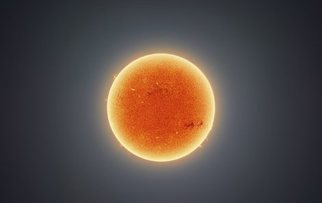 K vyfocení Slunce potřeboval speciální dalekohled se dvěma filtry. Snímek čítá 300 megapixelů, což je 30x více než klasická fotka. Viditelné jsou krátery i sluneční erupce.
