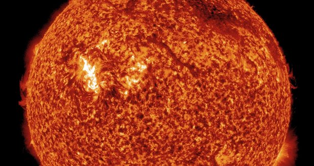 Silná sluneční erupce možná způsobí, že bude polární záře viditelná i na našem území.