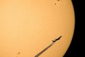 Astrofotograf zachytil neobyčejný okamžik: Sluncem prolétlo letadlo!