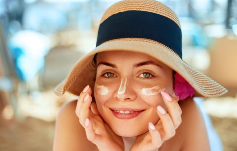Jak správně připravit pleť na léto? Dermatolog radí, jak se vyhnout spálení i hyperpigmentaci