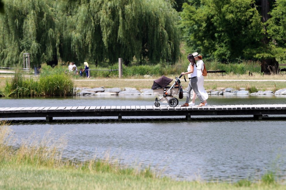 Pozor jen na relativně velký teplotní rozdíl mezi ranními nejnižšími a odpoledními nejvyššími teplotami – správně se oblékněte, ať studené ráno neodnesete nachlazení.